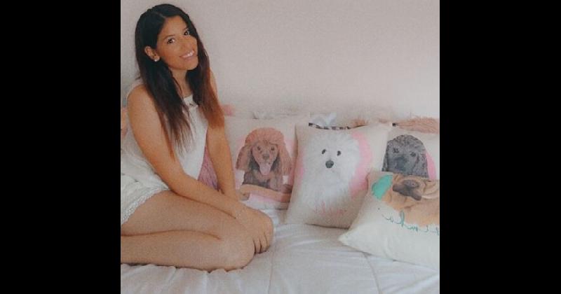 Agustina Aprigliano junto a algunos de sus disentildeos