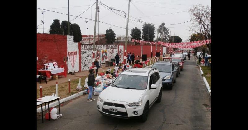 Una enorme caravana solidaria reunioacute a la familia Milrayitas por el Diacutea de la Nintildeez