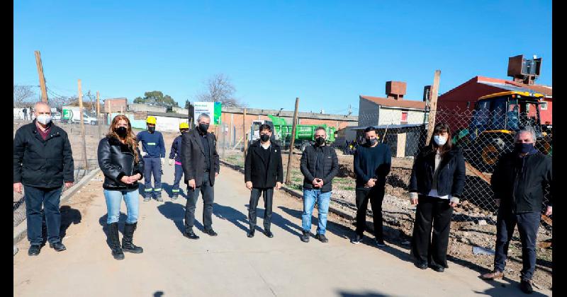 Kicillof y Ferraresi visitaron villa Azul y firmaron convenios para la construccioacuten de viviendas