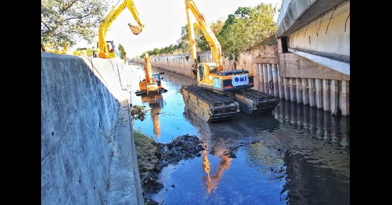 Las obras no se detienen- intensifican la limpieza de los arroyos para evitar inundaciones en Lomas