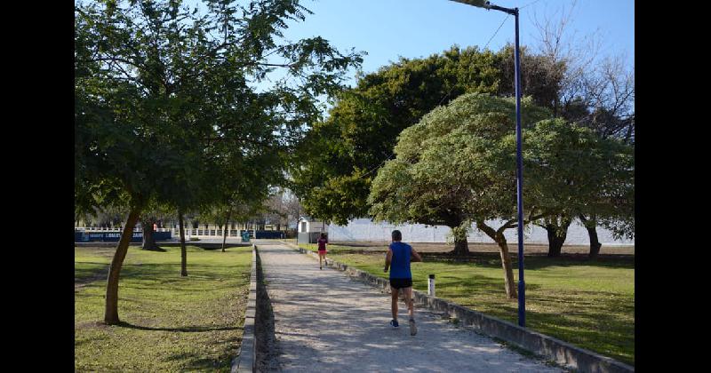 Caminatas trotes bicis y atletismo en el primer diacutea del Parque de Lomas