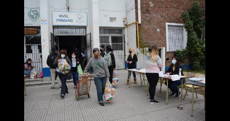 Entregaron maacutes de 440 mil bolsones de comida en escuelas de Lomas desde que comenzoacute la pandemia