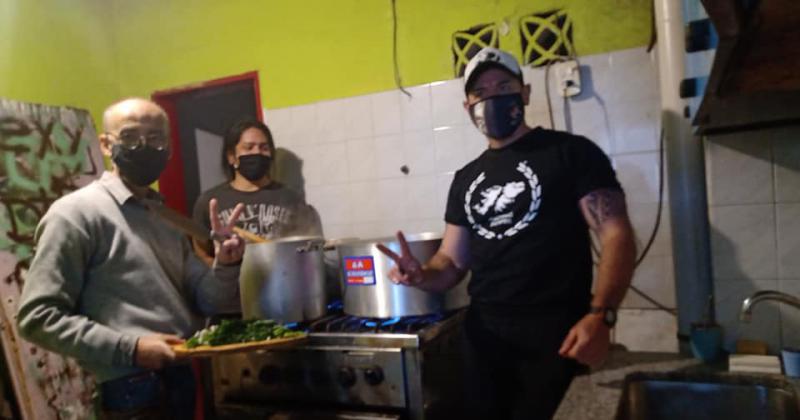 Entregan maacutes de 200 porciones de locro en el Barrio La Perla 