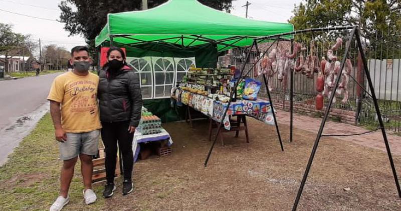 Madre e hijo unidos y felices porque apuestan a emprender
