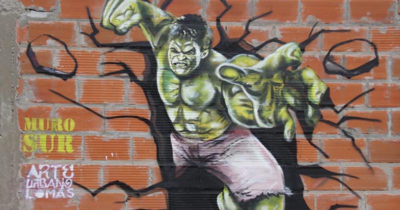 Hulk sale desde las paredes