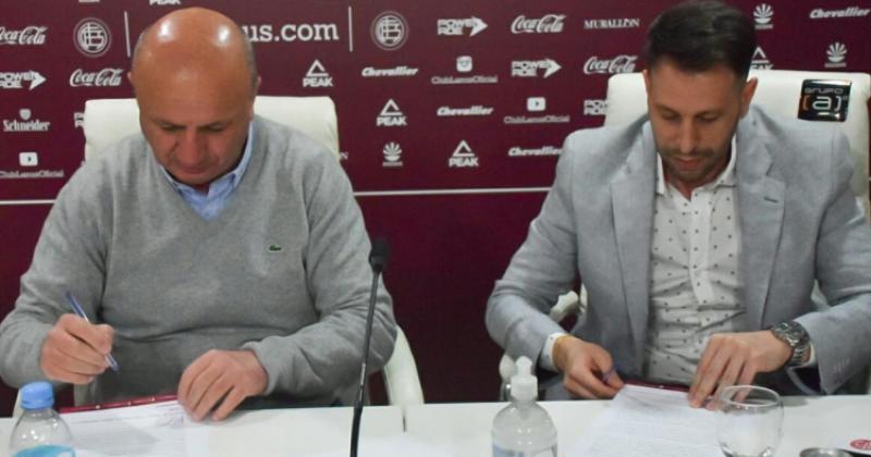 Los presidentes de ambos clubes al momento de rubricar la firma