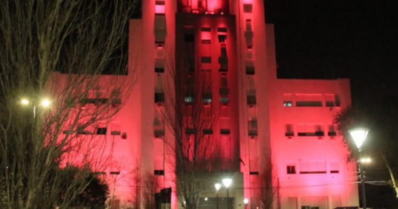 El Municipio iluminado de rosa para la concientización