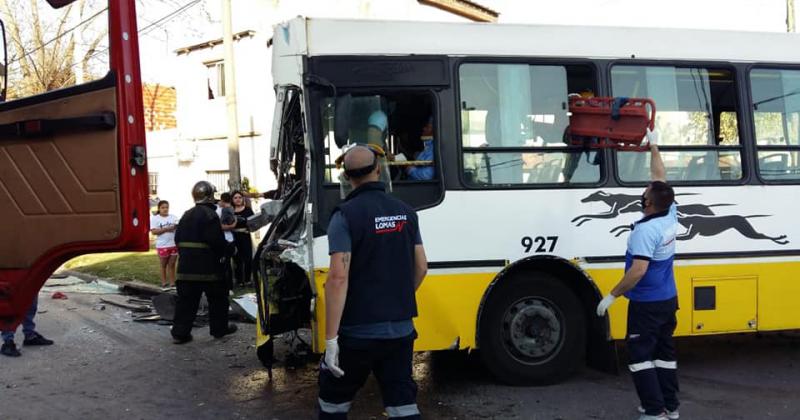 Asiacute fue el choque entre un camioacuten y un colectivo en Fiorito