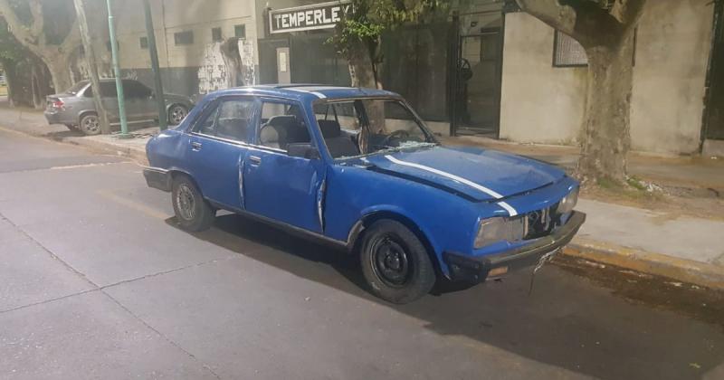El auto en el que se movilizaban un Peugeot 504 azul