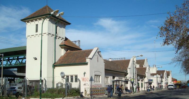 La estación conserva su histórica fachada estilo inglés
