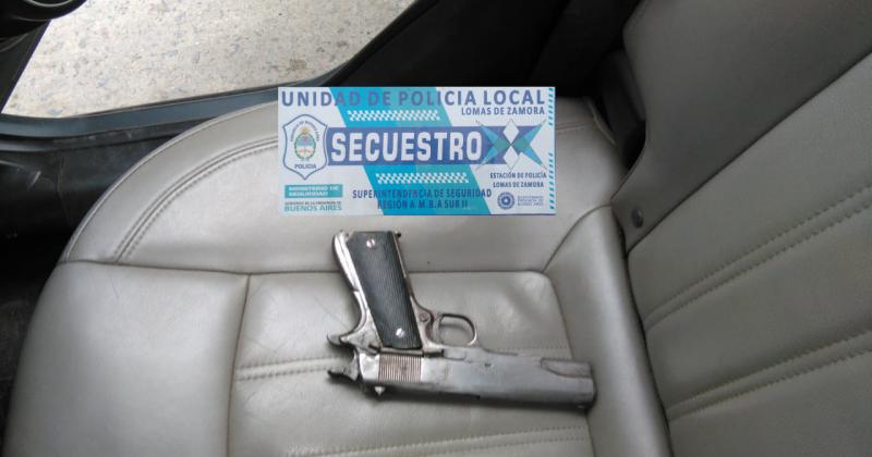 Pistola calibre 40 secuestrada del Chevrolet Cruze