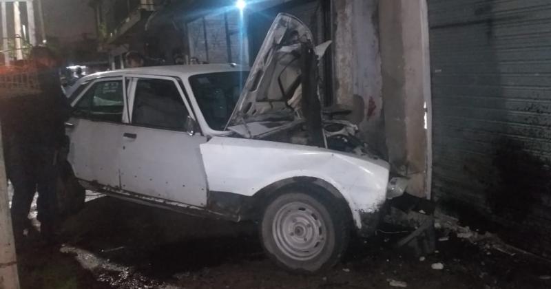 Perdioacute el control de su auto y chocoacute contra un comercio 