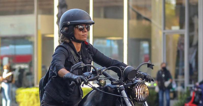 Halle Berry motorizada 