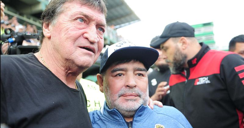 Falcioni y Maradona en la última visita a Peña y Arenales