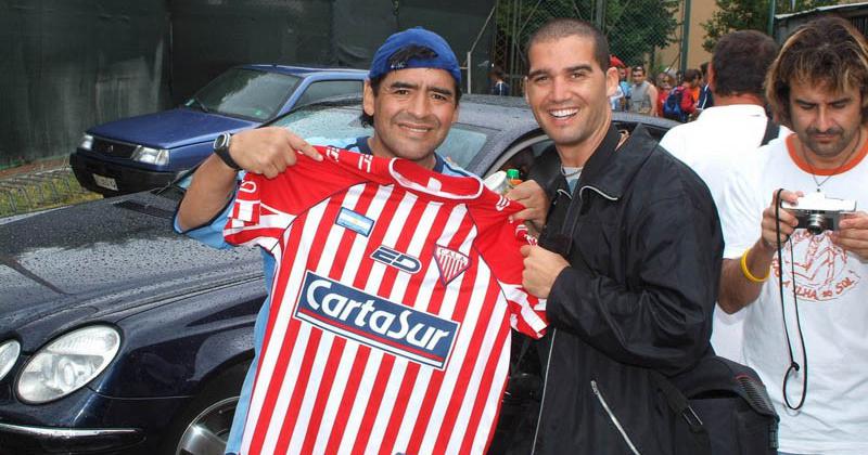 Maradona posando con la camiseta de Los Andes