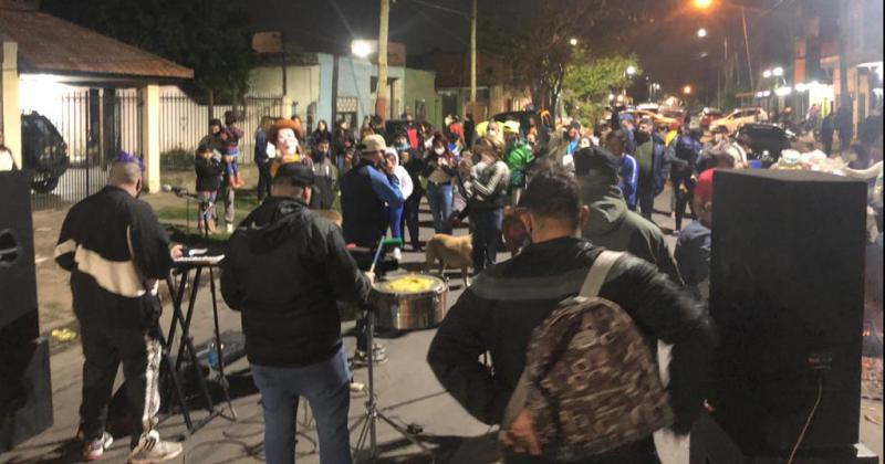 La Mara Santos tocoacute en la calle con protocolo para juntar donaciones