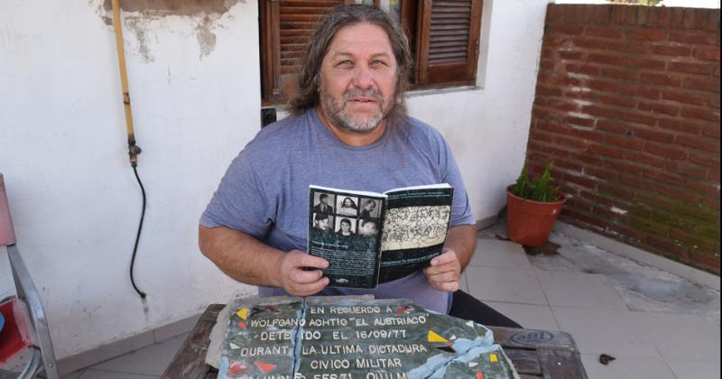  Joseacute Dabrowski hijo del desaparecido vecino de Llavallol recuperoacute una placa hecha para su papaacute 