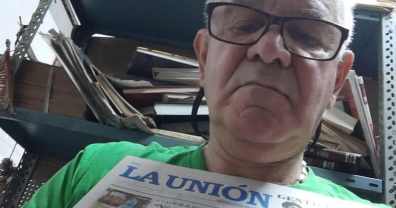 Enzo exhibe en su local un ejemplar del Diario La Unión