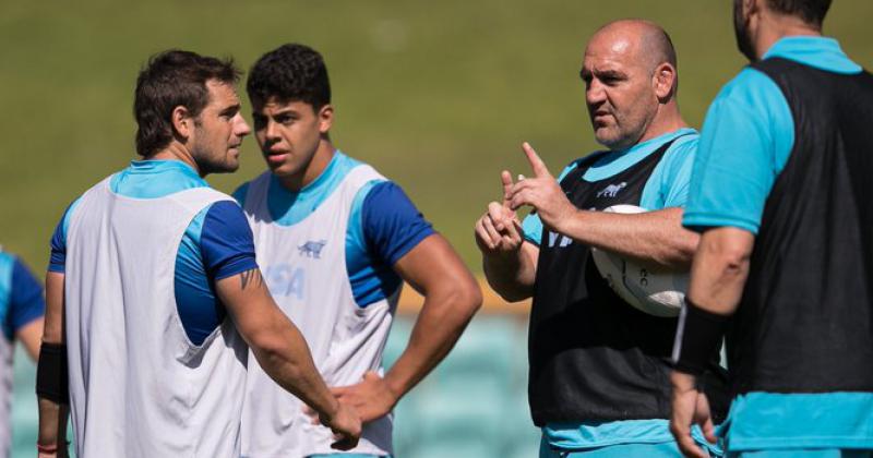 Mario Ledesma da instrucciones durante una prctica