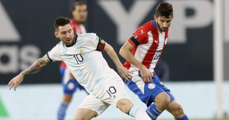Messi cubre la pelota ante la marca de Villasanti