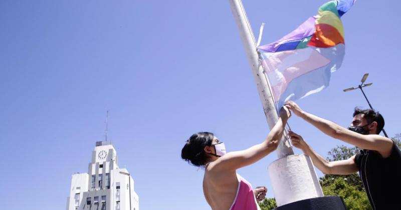 Izaron la bandera del Orgullo en el m�stil de la plaza