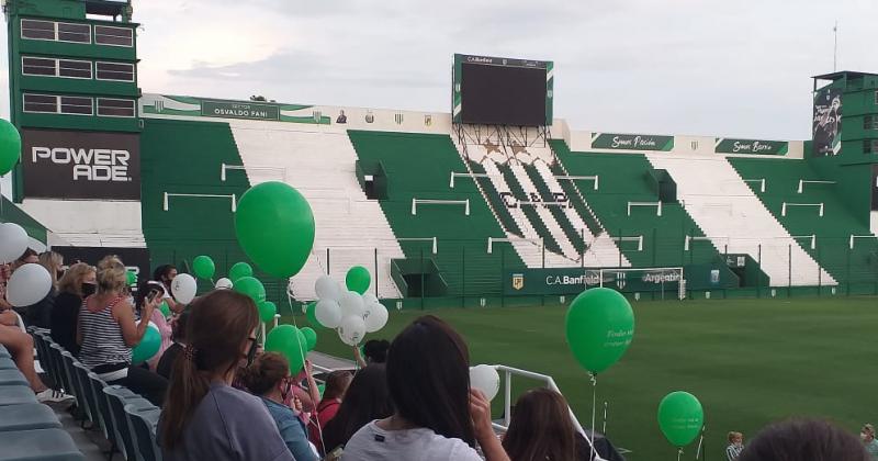 La cancha con globos verdes y blancos 
