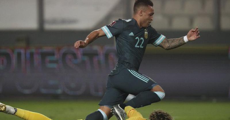 Martínez escapa a Gallese y marca el segundo gol argentino