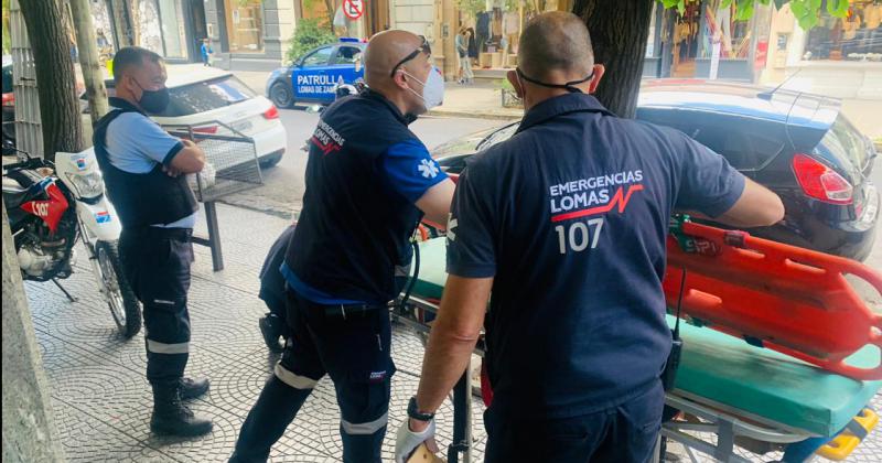 Asiacute Emergencias Lomas asistioacute a un policiacutea accidentado en la viacutea puacuteblica