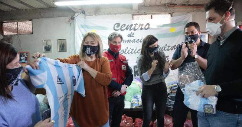 La camiseta fue entregada al Centro Néstor Kirchner de Fiorito