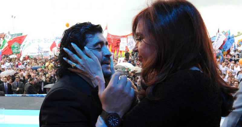 El saludo entre Diego Maradona y Cristina Kirchner