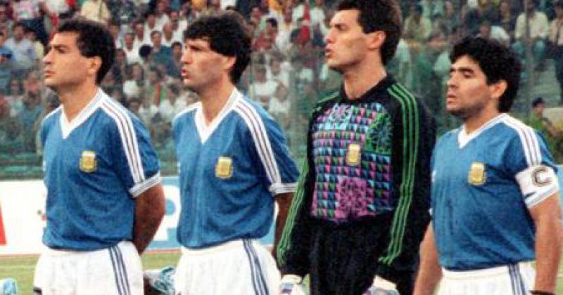 Serrizuela a la izquierda Maradona a la derecha