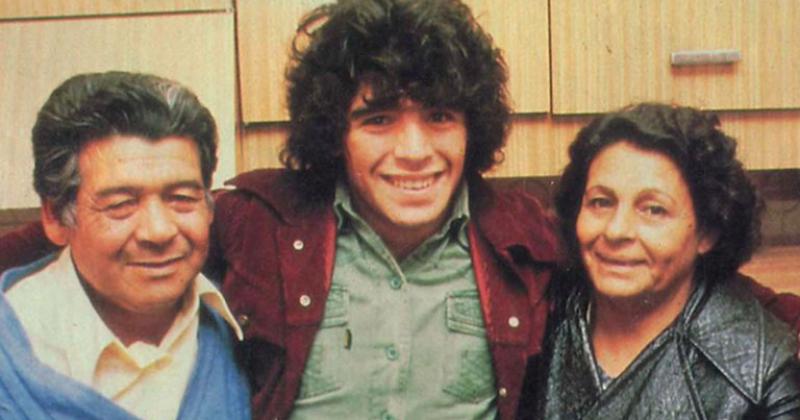 Maradona junto a Don Diego y Doña Tota