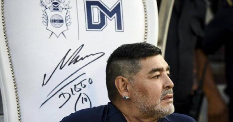 Maradona en el sillón forjado en el Sur