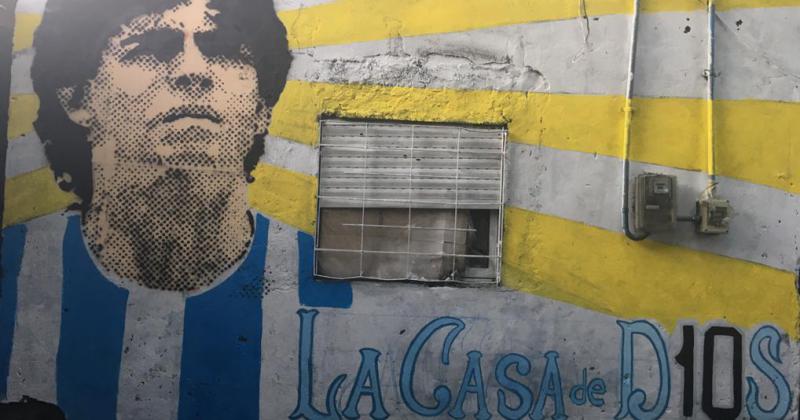 La casa de Maradona hoy hecha santuario en la calle Azamor