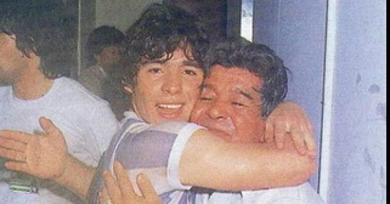 Diego con su padre después de jugar un partido con la Selección