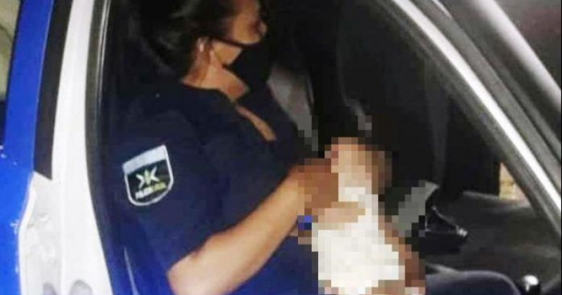 Una Policía Local con la bebé después de ponerla a salvo