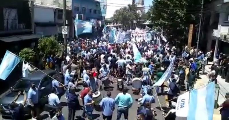 Una multitud se manifestó este mediodía en el centro de Lomas