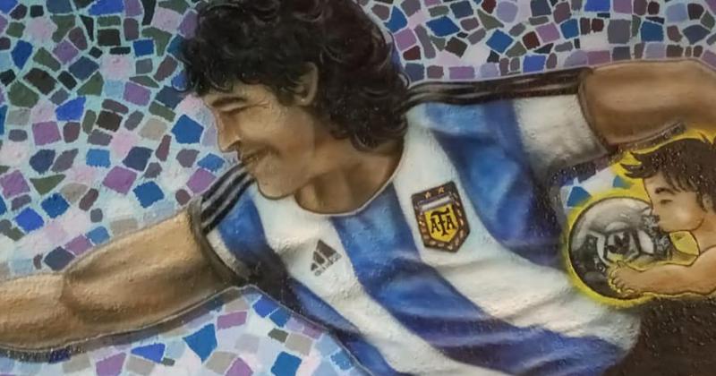 El artista de Lomas que hace tres meses terminoacute un mural de Maradona que hoy se resignifica
