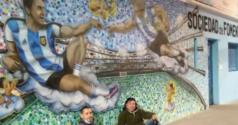 El artista de Lomas que hace tres meses terminoacute un mural de Maradona que hoy se resignifica