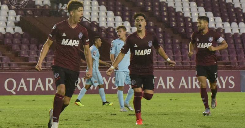 Belmonte celebra uno de sus goles ante Bolívar