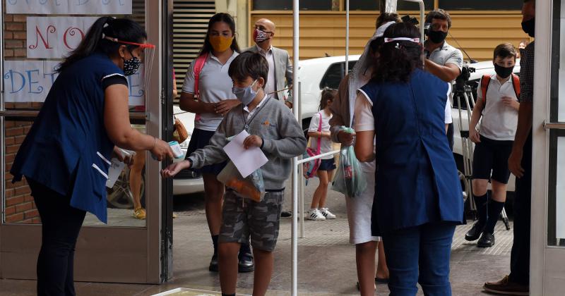 Algunas escuelas reabrieron para los estudiantes egresados 