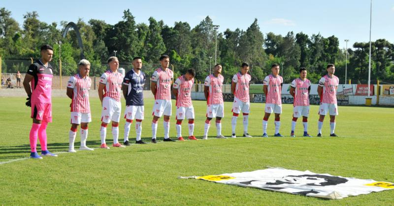 Minito de silencio previo al partido en homenaje a Maradona