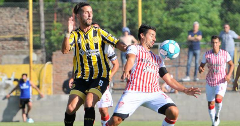 Diego Galeano domina la pelota ante la marca de Chiviló