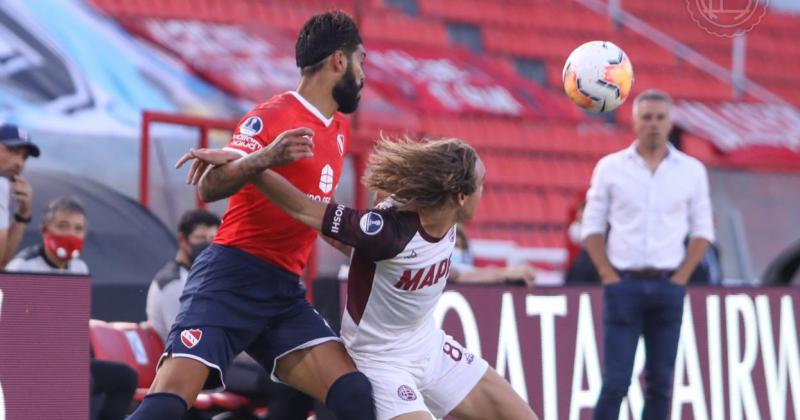 De la Vega se cubre de Barboza para hacerse de la pelota