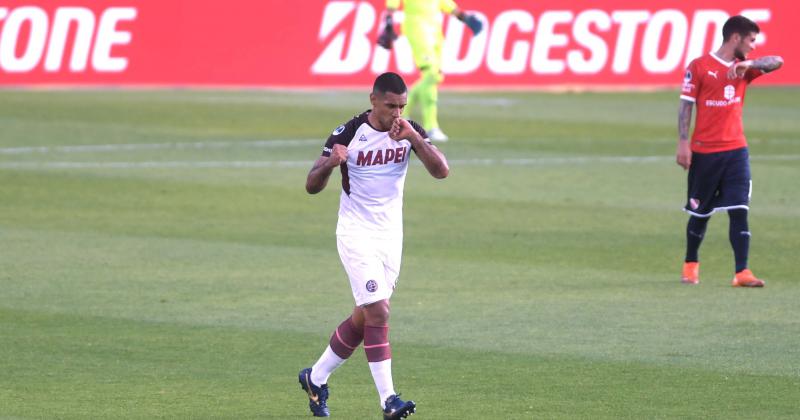 Sand festeja su gol el segundo de un Lanús que nada perdona 