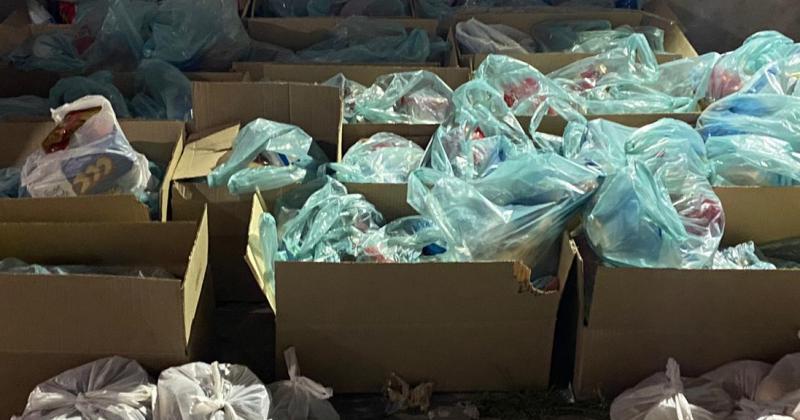 Arman 250 bolsas con mercaderiacutea para entregar a las familias