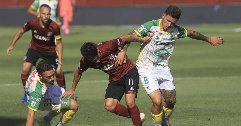 Esquivel intenta pasar entre Fernndez y Gallardo