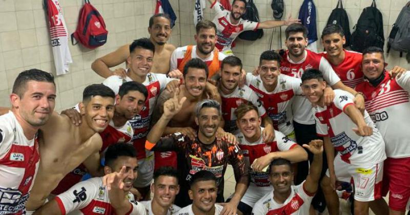 El festejo de los Tallarines luego del agónico triunfo en Merlo