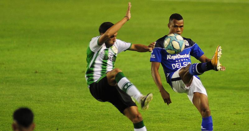 Álvarez y Mancilla en una pose de ballet en busca de la pelota