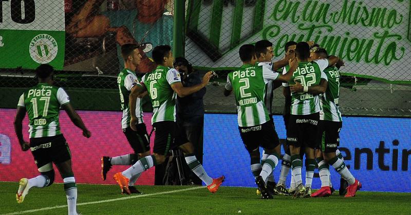 Banfield no jugó bien pero en el descuento se abrazó a la punta